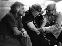 Moshé Feldenkrais demonstrates on Margaret Mead, with Karl Pribram